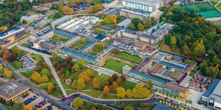 Luton Living Guide for University of Hertfordshire Students: Neighborhoods, Postcodes, and Student Life + Why University of Hertfordshire Students Prefer Living in Luton”